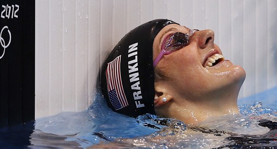 K NEUVENÍ. Americká plavkyn Missy Franklinová vstebává tstí, které se na