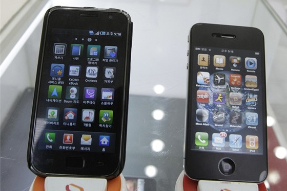 Samsung Galaxy S (vlevo) a Apple iPhone 4 vedle sebe v jednom z obchod v