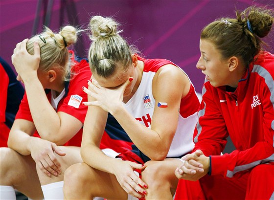 Zdrcené eské basketbalistky po utkání s Tureckem. (30. ervence 2012) 