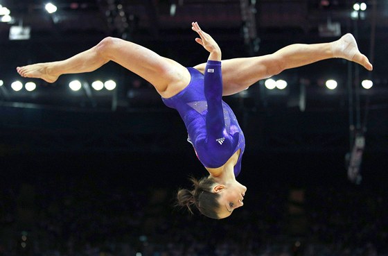 HLAVOU DOL. Americká gymnastka Jordyn Wieberová pi své kvalifikaní sestav
