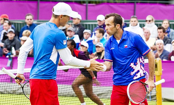 etí tenisté Tomá Berdych (vlevo) a Radek tpánek v utkání tyhry proti...