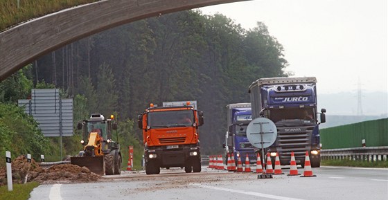 Bouka podemlela ást dálnice D11 na 76. kilometru