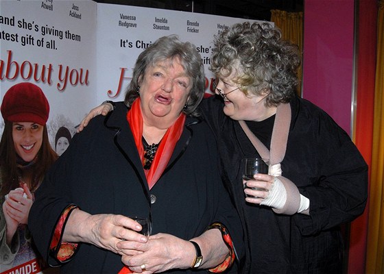 Maeve Binchyová (vlevo) s herekou Brendou Frickerovou v roce 2007 na premiée