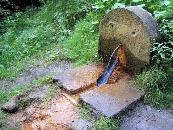 Kyselka z Balbínova pramene má vysoký obsah oxidu uhliitého i minerálních solí. Ve sloení nechybí napíklad hoík, draslík nebo sodík.