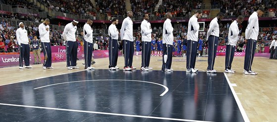 MY JSME DREAM TEAM. Amerití basketbalisté pi poslechu hymny.