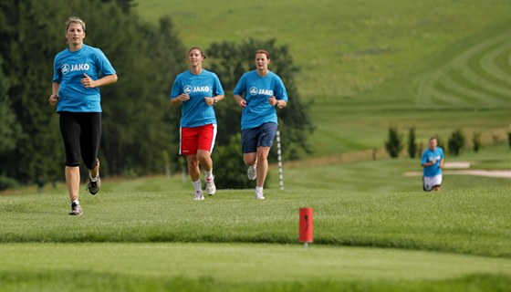 PROBHNUTÍ NA GOLFU. Trutnovským basketbalistkám zaala píprava. V popedí je