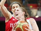 Basketbalistka Ilona Burgerová pi souboji s Nevriye Yilmazovou z Turecka (30.
