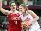 Basketbalistka Ilona Burgerová pi souboji s Nevriye Yilmazovou z Turecka (30.