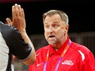 Trenér eských basketbalistek Lubor Blaek pi diskuzi s rozhodím (30.