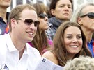 Princ William s maelkou Kate a bratrem Harrym sledují jezdeckou vestrannost