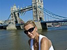Zpvaka Renata Drössler u londýnského Tower Bridge, na kterém visí olympijské