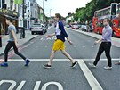 Charlie Straight napodobují Beatles na londýnské Upper street.