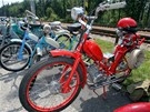Mezi 200 exponáty na srazu moped v Jílovicích byl i speciáln upravený