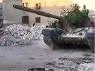 Zábr z amatérského videa ukazuje tank povstalecké Syrské osvobozenecké armády