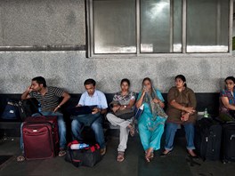 Indičtí pasažéři čekají na vlak po masivním výpadku elektřiny, který postihl