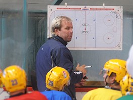 Trenr zlnskch hokejist Rostislav Vlach udl pokyny svm svencm.