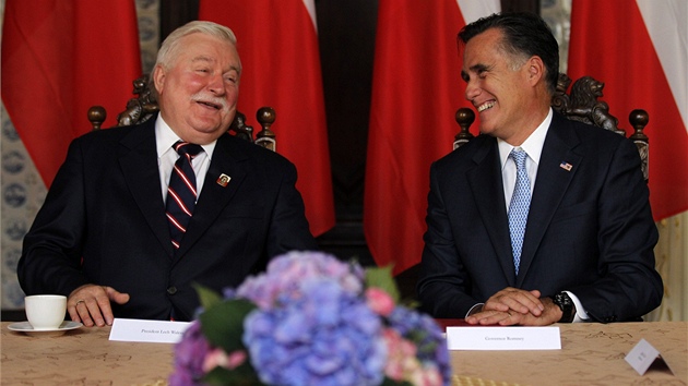Mitt Romney (vpravo) a  nkdej polsk prezident Lech Walesa (30. ervence 2012)