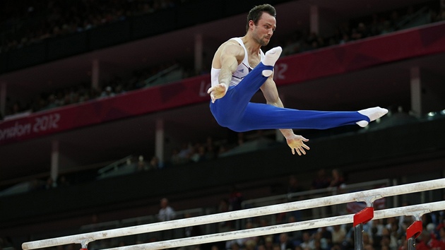 VE VZDUCHU. Yves Beny z Francie se ve finle sportovn gymnastiky vzn nad bradly.