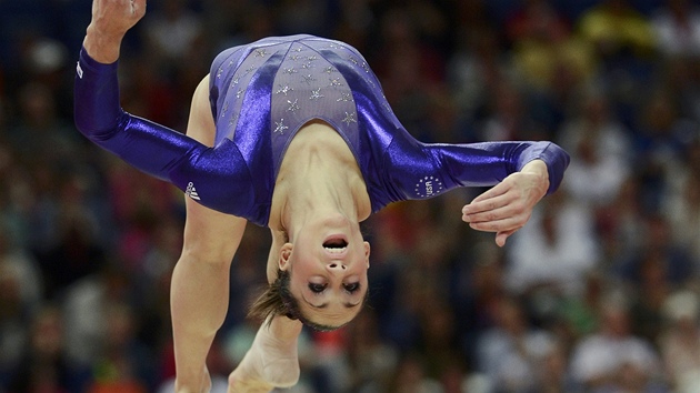 SALTO VZAD. Americk gymnastka Jordyn Wieberov cvi na londnsk kladin.
