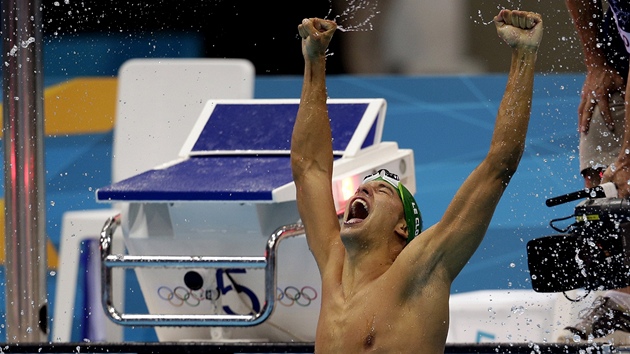 ZLAT RADOST. Chad le Clos z Jihoafrick republiky slav vtzstv v zvod na 200 metr motlek. 