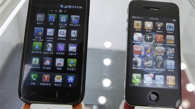 Samsung Galaxy S (vlevo) a Apple iPhone 4 vedle sebe v jednom z obchod v