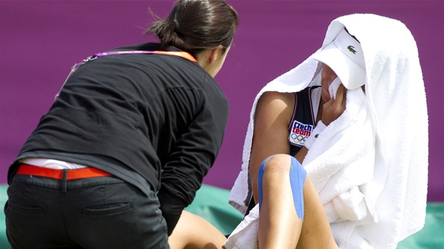 esk tenistka Petra Cetkovsk kvli zrann kotnku skreovala zpas s Nmkou Angelique Kerberovou. (30. ervence 2012) 