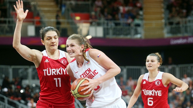 Basketbalistka Ilona Burgerov pi souboji s Nevriye Yilmazovou z Turecka (30. ervence 2012) 