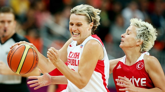 Basketbalistka Hana Horáková uniká Isil Albenové z Turecka. (30. ervence 2012) 