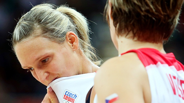 Basketbalistka Eva Vtekov po utkn proti Turecku (30. ervence 2012)