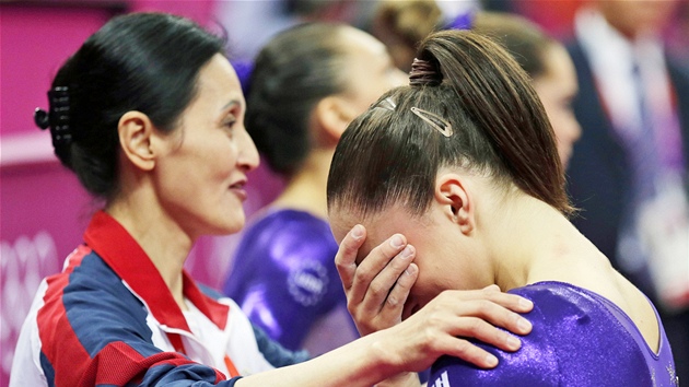Trenrka americkch gymnastek Jenny Zhangov se sna utit Jordyn Wieberovou, kter  nepostoupila do finle. (30. ervence 2012)