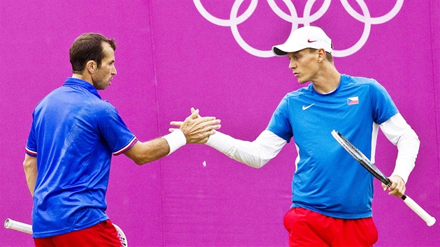 et tenist Tom Berdych (vpravo) a Radek tpnek v utkn tyhry proti italskmu pru. (30. ervence 2012)