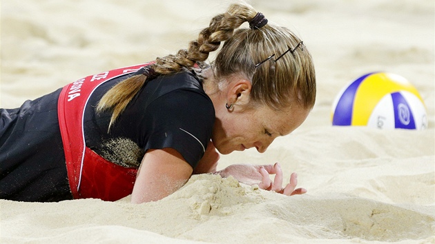Kristýna Kolocová při utkání plážového volejbalu proti Američankám (31. července 2012)