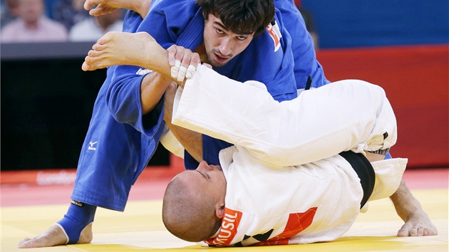 Judista Jaromr Musil (v blm) nezvldl olympijsk souboj s Moldavcem Sergiem Tomou (31. ervence 2012)