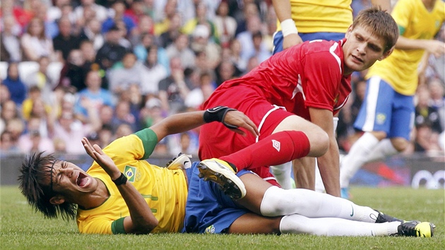 FOTBAL. Vraz bolesti ve tvi brazilskho fotbalisty Neymara po stetu s Igorem Kuzmenokem z Bloruska. (29. ervence 2012)