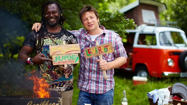 Jamie Oliver při natáčení seriálu Jamieho letní vaření.