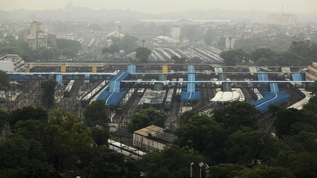 Kvůli obřímu výpadku proudu se zastavila železniční doprava - zaplněné nádraží v Dillí (31. července 2012)