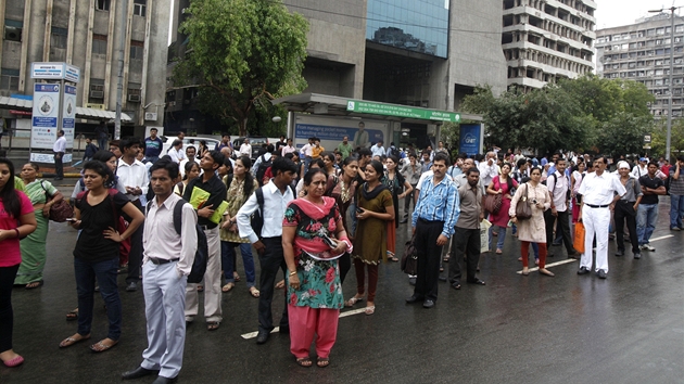 Obyvatelé Dillí čekají v ulicích, až se rozjede metro. Zastavilo se kvůli obřímu výpadku proudu. (31. července 2012)