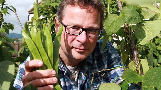 Hugh Fearnley-Whittingstal rad nakupovat u mstnch farm, jako nejlep cestu ale vid vlastn pstovn ovoce i zeleniny.