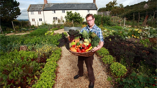 Hugh Fearnley-Whittingstal nezn v pstovn zeleniny mru. Fascinuje ho, e me na zhony pod pidvat nov a nov druhy. 