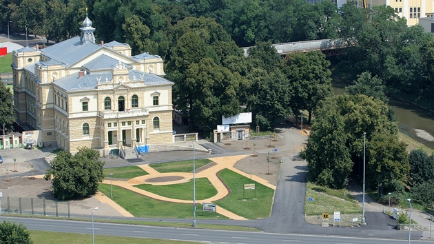 Opravená sokolovna a nová lávka do areálu pivovaru.