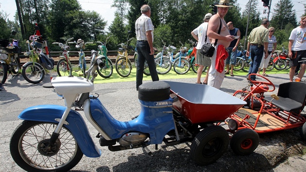 Na srazu moped v jihoeskch Jlovicch obdivovali nvtvnci dv stovky moped. Nkter po domcku vyroben stroje byly opravdu uniktn.