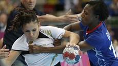 RVAKA? Ne, olympijský turnaj v házené. Siraba Dembeléová z Francie (vpravo)