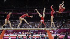 FÁZE. Americká gymnastka Alexandra Raismanová cvičí na kladině. 