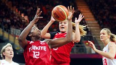 NEVYLO TO. Jana Veselá se proti Turecku mohla petrhnout, ale basketbalistky stejn prohrály.