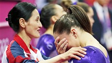 Trenérka amerických gymnastek Jenny Zhangová se snaí utit Jordyn Wieberovou,