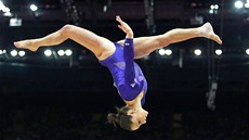HLAVOU DOLŮ. Americká gymnastka Jordyn Wieberová při své kvalifikační sestavě