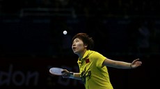 NA PODÁNÍ. Li Siao-sia v semifinálovém zápase olympijského turnaje s Japonkou