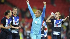 DOSTALY BRAZÍLII NA KOLENA. Britská gólmanka Karen Bardsleyová (uprosted) se