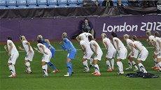 N̎NÁ HAKA. Novozélandské fotbalistky taní ped zápasem po vzoru ragbist své