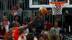 LET KE KOŠI. Španělský basketbalista Serge Ibaka zakončuje v utkání proti